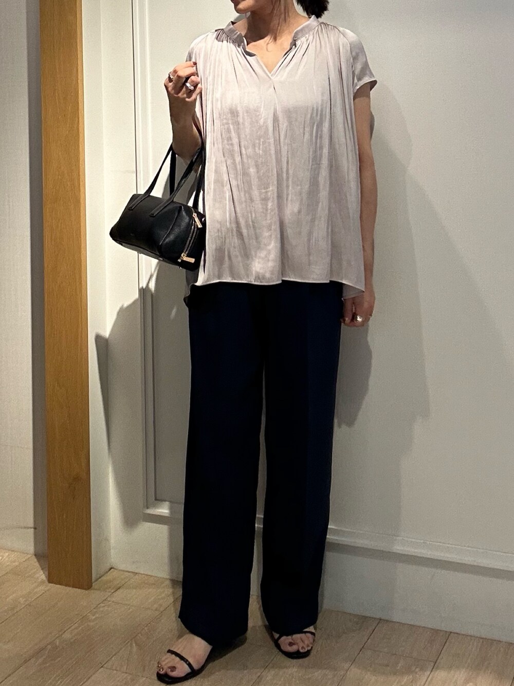 「サンダル、シャツスタイル、低身長コーデ、パンツコーデ、春夏コーデ、大人コーデ、低身長女子、150cm台コーデ、スラックスパンツ、キレイめコーデ、通勤コーデ、通勤スタイル、パンツスタイル、UVカット、uvカットパンツ」|「NOLLEY'S LIGHTのサテンビンテージシャーリングブラウス(シャツ/ブラウス、ベージュ系)」を使った、daimonさん(レディース・154cm)の夏コーディネートの9枚目の写真