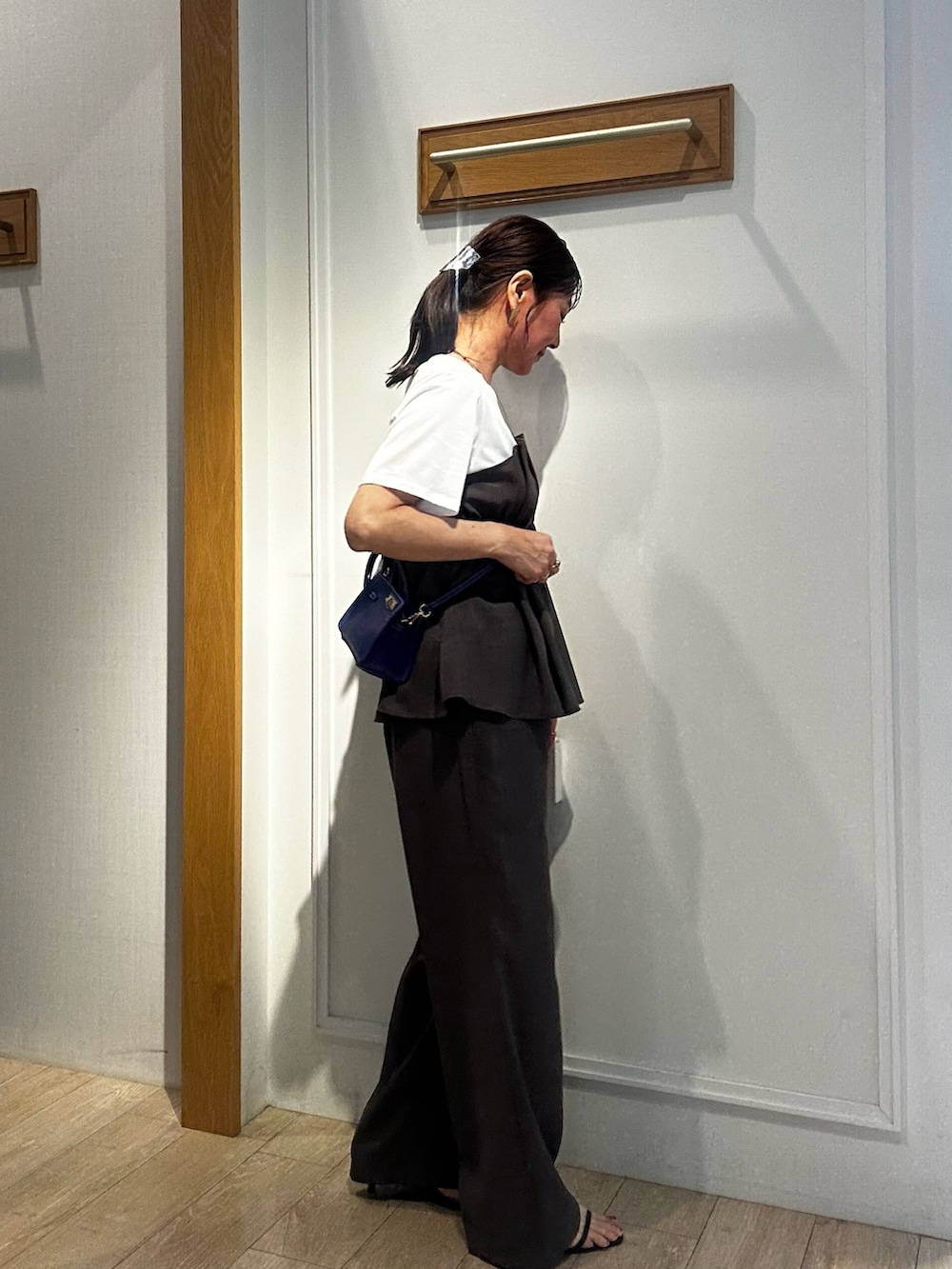 ブルー系のブルゾン、ブルー系のショルダーバッグ、グリーン系のシャツ/ブラウスを着用したレディースの春コーディネートの5枚目の写真