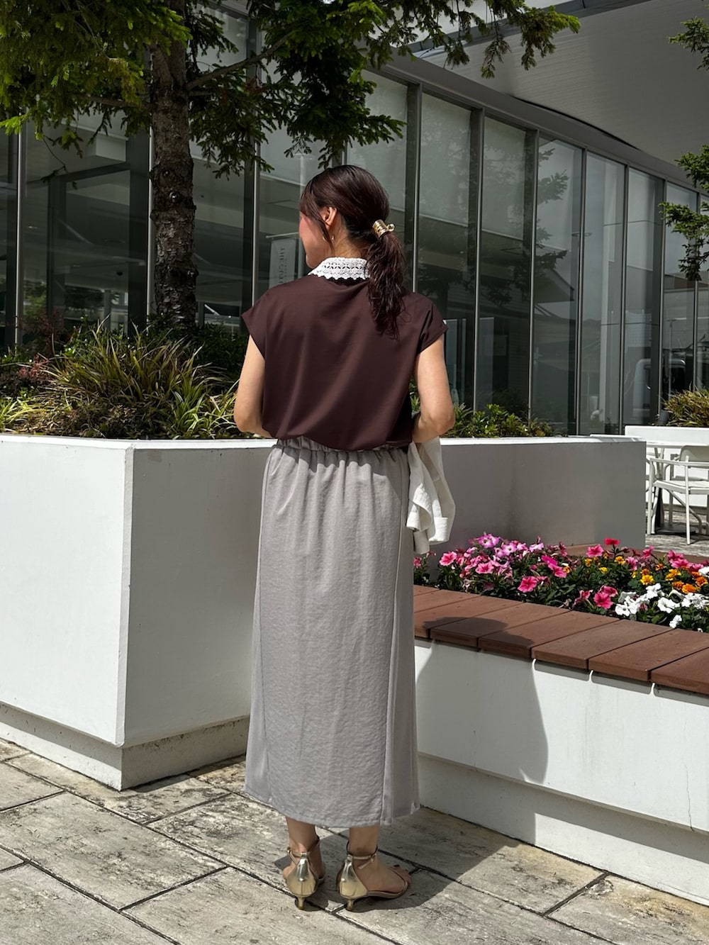 ホワイト系のノーカラージャケット、ブラック系のTシャツ/カットソー、グレー系のスカートを着用したレディースの夏コーディネートの3枚目の写真