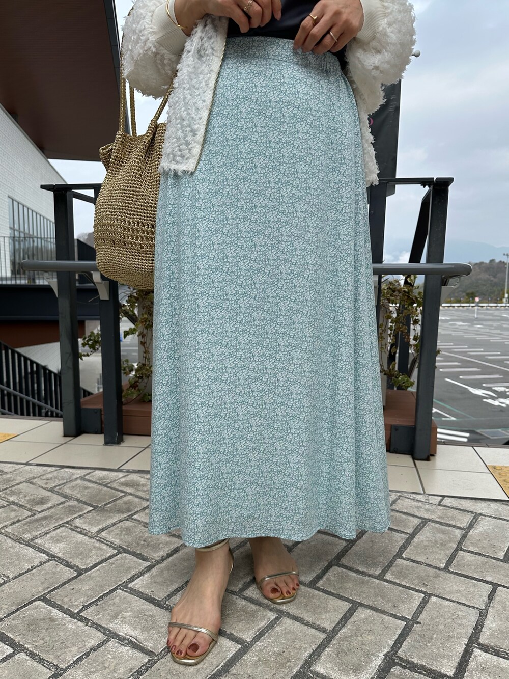 「春コーデ、春めき満開コーデ、春服コーデ、大人可愛い、大人コーデ、春、低身長女子、お花見コーデ、150cm台コーデ、低身長コーデ、シャギーカーディガン、花柄、花柄スカート、シアー、春服」｜「MICO COULIERのミニフラワープリントスカート（スカート、グリーン系）」を使った、daimonさん（骨格ナチュラル・レディース・154cm）の春コーディネートの9枚目の写真