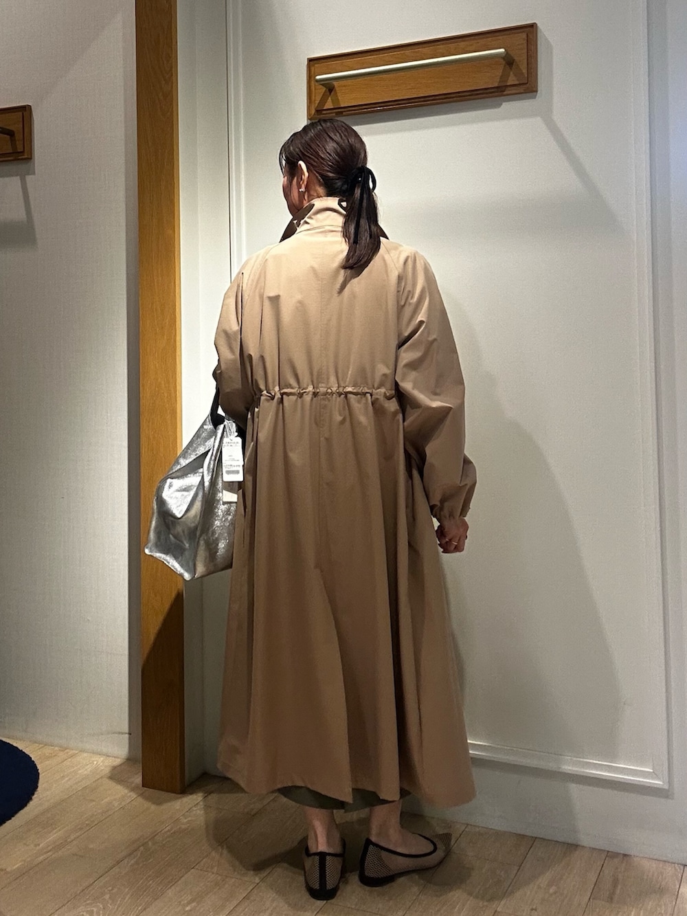 ホワイト系のTシャツ/カットソー、ホワイト系のカーディガン/ボレロ、グリーン系のスカートを着用したレディースの冬コーディネートの3枚目の写真