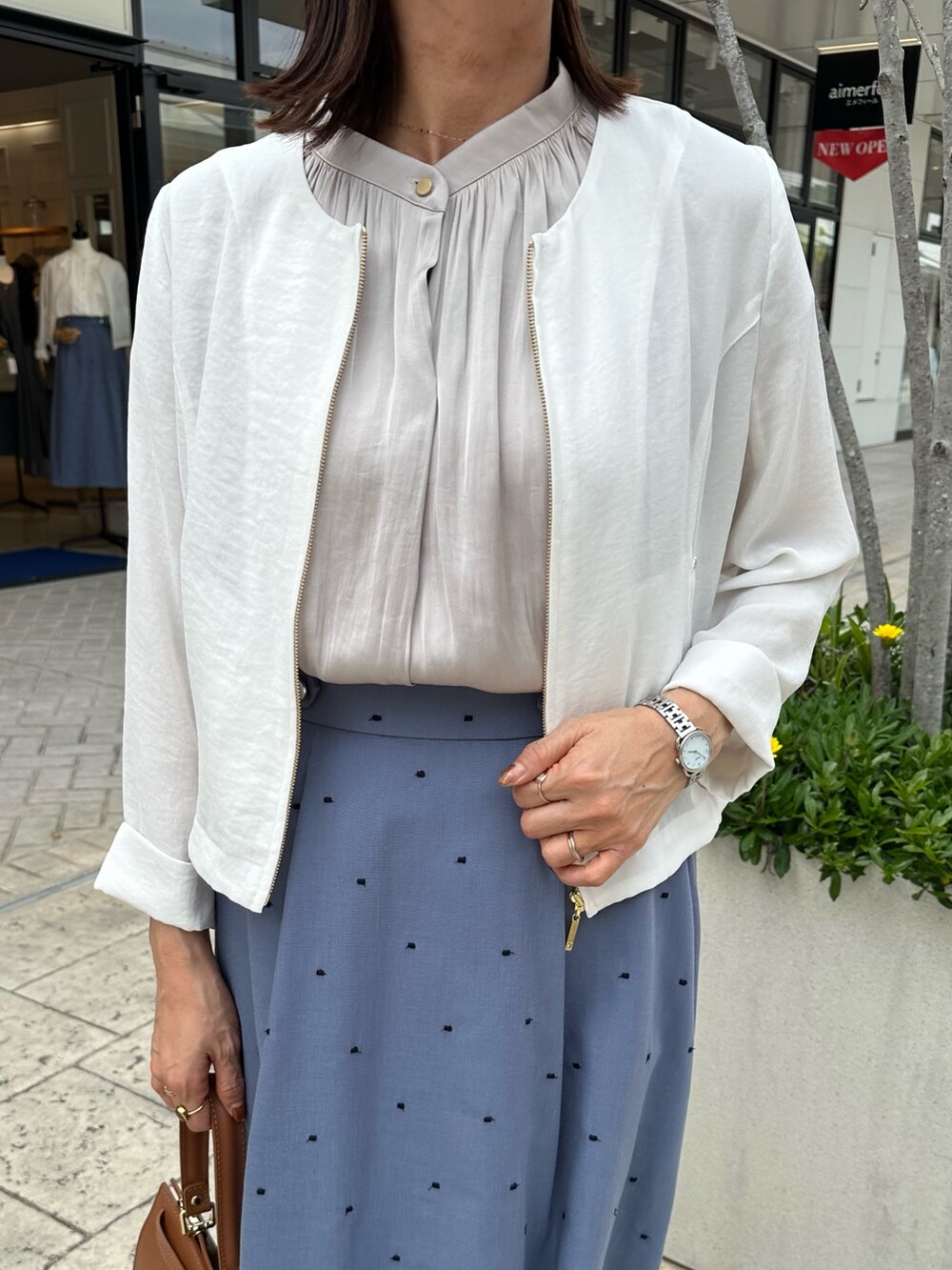 「サンダル、シャツスタイル、低身長コーデ、パンツコーデ、春夏コーデ、大人コーデ、低身長女子、150cm台コーデ、スラックスパンツ、キレイめコーデ、40代ファッション、通勤コーデ、通勤スタイル、お仕事コーデ、お仕事スタイル」|「MICO COULIERのポリワッシャーカルゼZIPアップジャケット(ブルゾン、ホワイト系)」を使った、daimonさん(レディース・154cm)の夏コーディネートの8枚目の写真