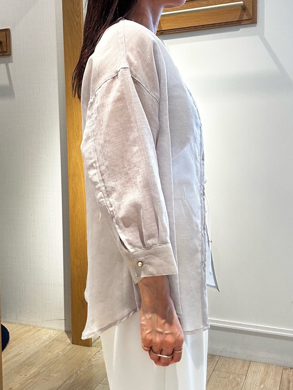 ベージュ系のシャツ/ブラウス、ホワイト系のTシャツ/カットソー、ホワイト系のその他パンツを着用したレディースの夏コーディネートの5枚目の写真