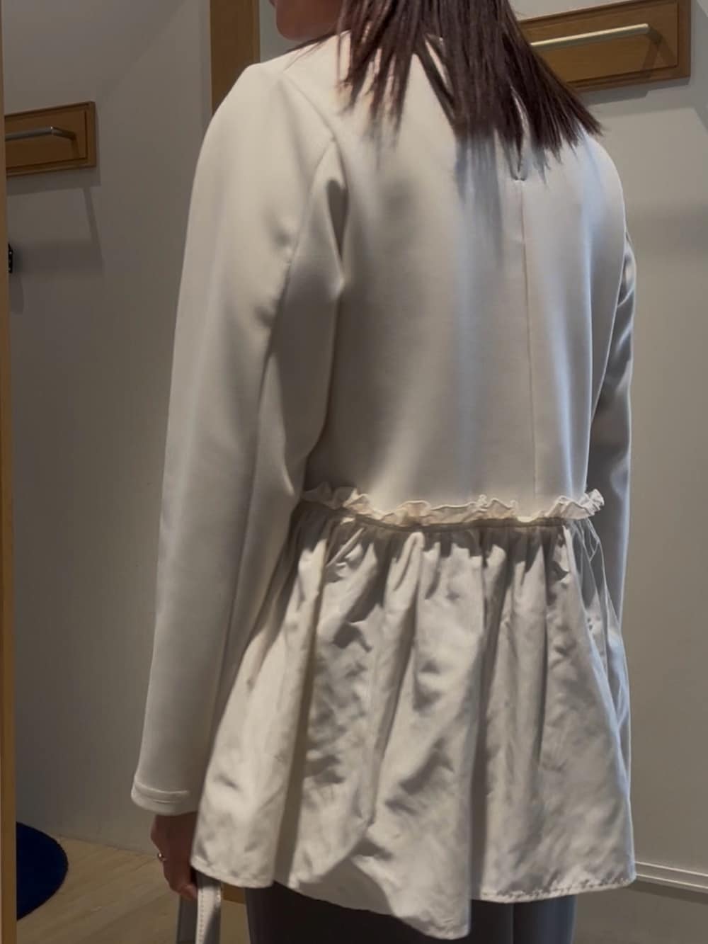 ホワイト系のシャツ/ブラウス、グリーン系のスカートを着用したレディースの冬コーディネートの6枚目の写真