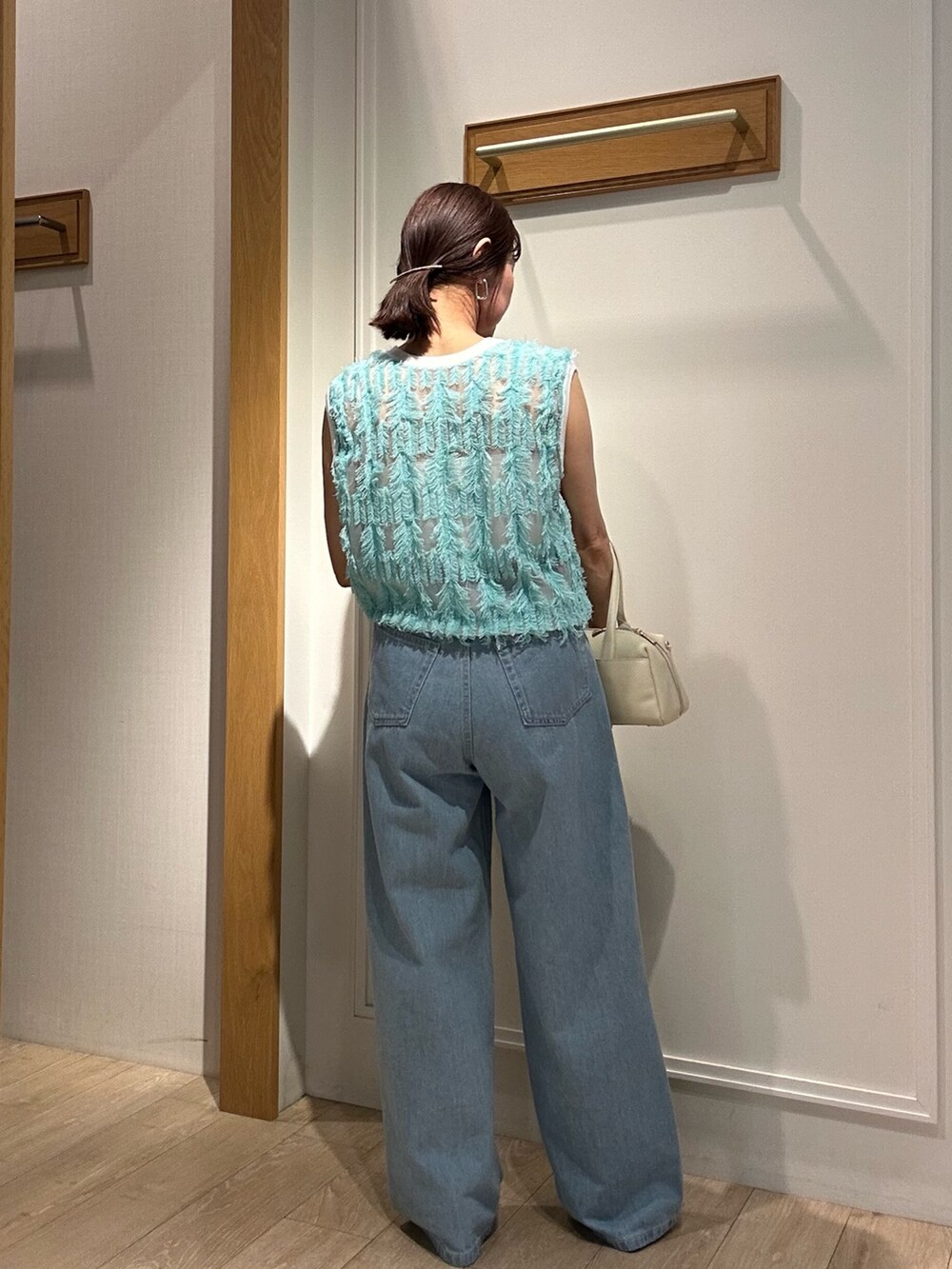 「ワイドパンツ、サンダル、デニム、夏ファッション、大人可愛い、パンツコーデ、低身長女子、カジュアルスタイル、オトナカジュアル、40代ファッション、ママファッション、低身長コーデ、デニムコーデ、ベストコーデ、ベストスタイル」｜「NOLLEY’Sの横長ボストン　チュールサブバック付き（ボストンバッグ、ホワイト系）」を使った、daimonさん（レディース・154cm）の春コーディネートの3枚目の写真