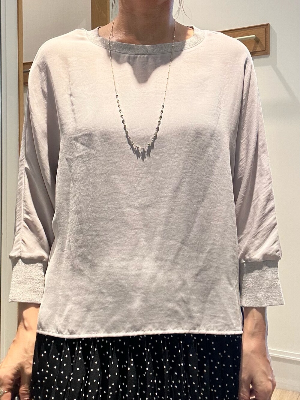 ブラック系のスカート、ベージュ系のシャツ/ブラウス、ブラック系のサンダルを着用したレディースの夏コーディネートの5枚目の写真