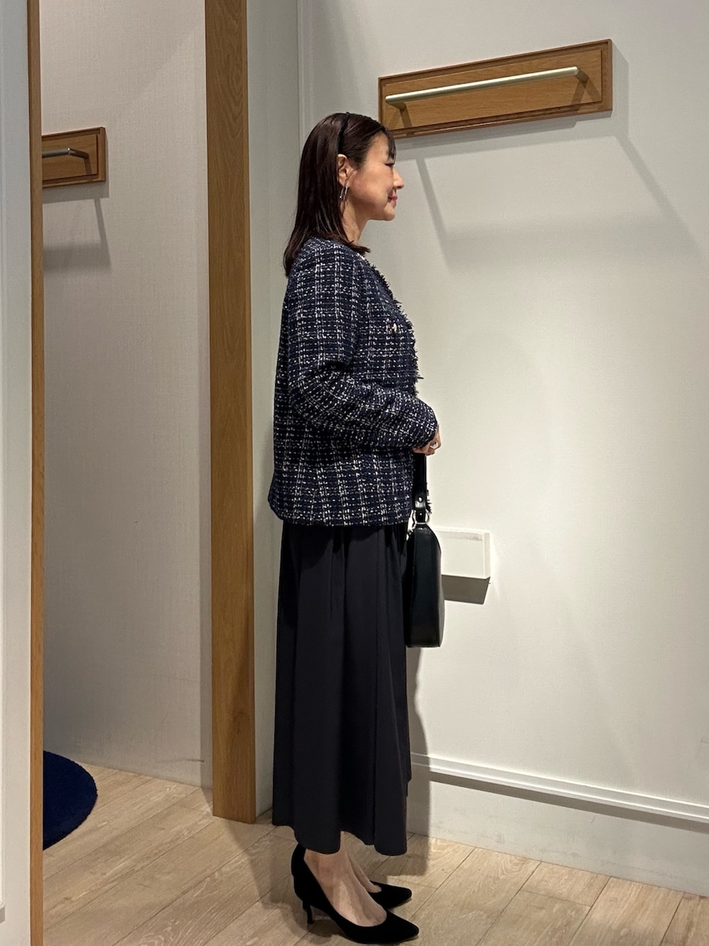 ブルー系のノーカラージャケット、ブルー系のスカートを着用したレディースの冬コーディネートの2枚目の写真