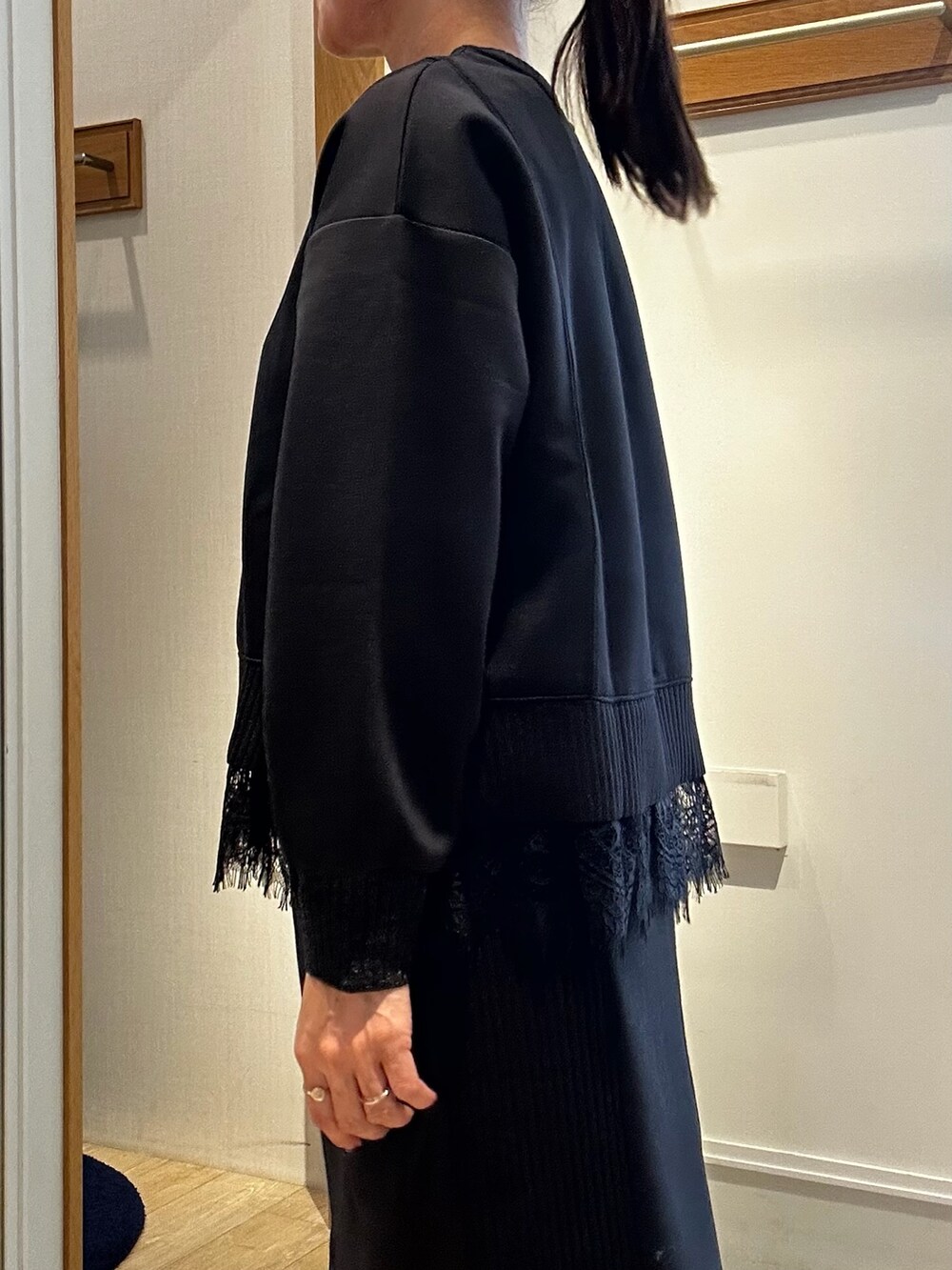 ブラック系のTシャツ/カットソー、ブラック系のスカートを着用したレディースの秋コーディネートの7枚目の写真