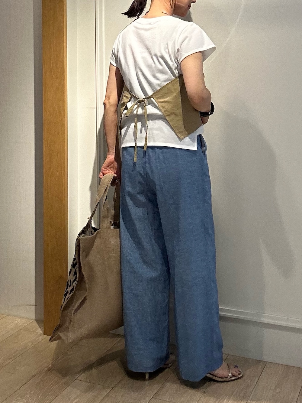 「夏コーデ、大人コーデ、シンプルスタイル、大人女子、夏、デニムコーデ、夏服コーデ、低身長女子、ビスチェ×デニム、ビスチェコーデ、ビスチェ風、低身長コーデ、40代ファッション、40代」｜「MICO COULIERのVINTAGE DENIMプリント ギャザーヨークパンツ（その他パンツ、ブルー系）」を使った、daimonさん（レディース・154cm）の夏コーディネートの8枚目の写真