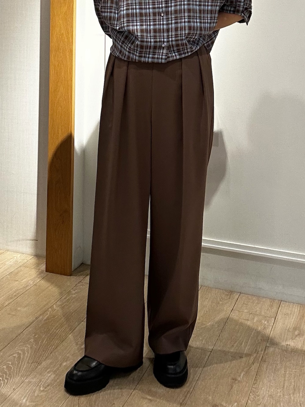ブラウン系のシャツ/ブラウス、ブラウン系のその他パンツ、ブラック系のネックレスを着用したレディースの秋コーディネートの9枚目の写真