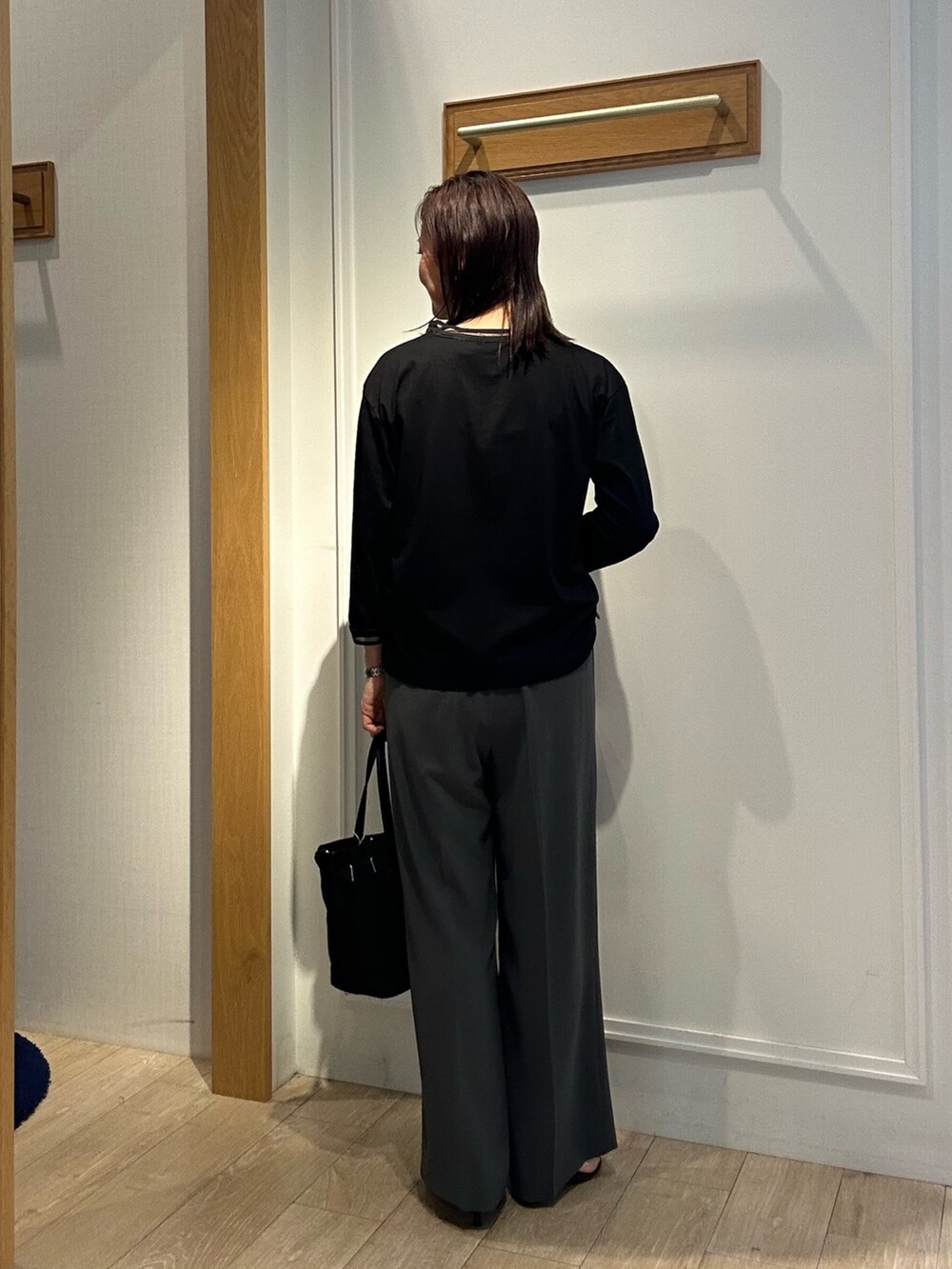 ブラック系のTシャツ/カットソー、グレー系のその他パンツ、グレー系のテーラードジャケットを着用したレディースの秋コーディネートの3枚目の写真