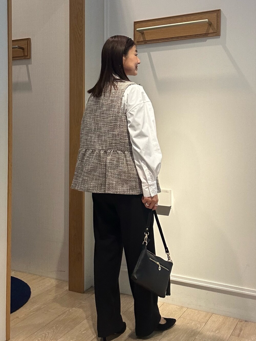 「レイヤードスタイル、大人女子、春服、パンツコーデ、きれいめコーディネート、入学式、入学式コーデ、入学式ママコーデ、卒業式コーデ、卒業式ママコーデ、セレモニーコーデ、オケージョン、低身長、低身長コーデ、ジレ」｜「MICO COULIERの《オケージョン対応》ドライスピン杢ツィード/バスケットラメツィードベスト（ノーカラージャケット、ブラック系）」を使った、daimonさん（レディース・154cm）の冬コーディネートの3枚目の写真