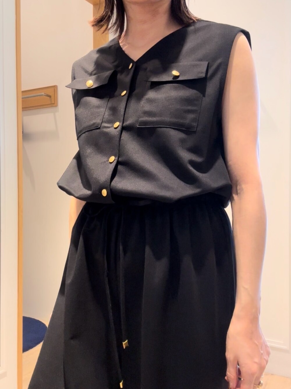 「サロペット、サロペットコーデ、オールインワンコーデ、オールインワン、サンダル、夏コーデ、オトナ女子、春ファッション、きれいめコーディネート、夏服、カジュアルスタイル、お仕事コーデ、通勤コーデ、授業参観日コーデ、初夏コーデ」｜「MICO COULIERのエステルカノコオールインワン（つなぎ/オールインワン、ブラック系）」を使った、daimonさん（レディース・154cm）の春コーディネートの5枚目の写真