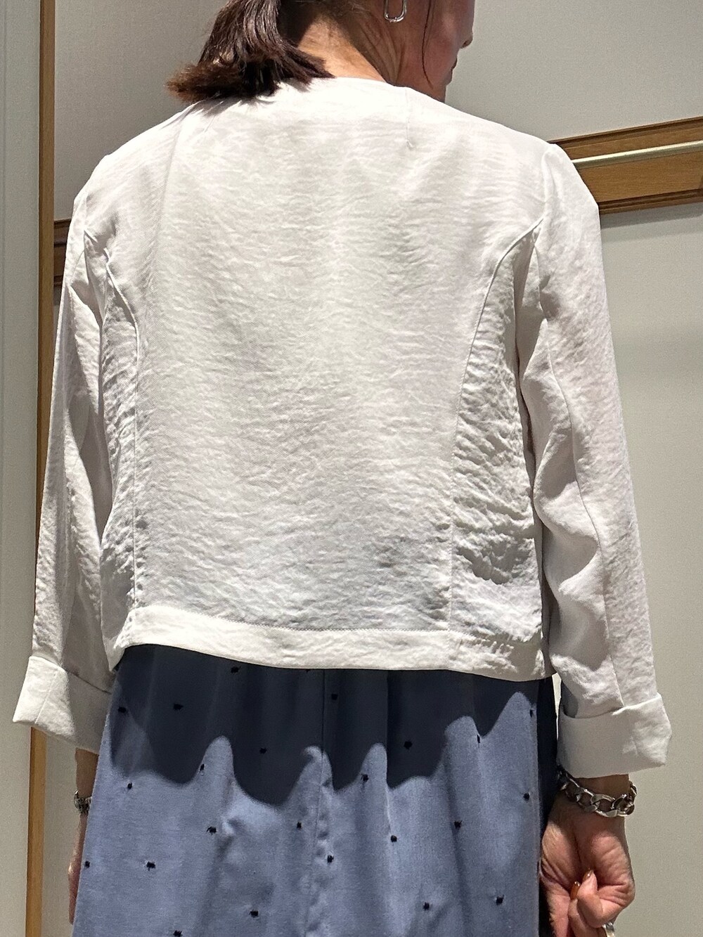 「白シャツ、白Tシャツ、夏ファッション、大人可愛い、春夏コーデ、スカートコーデ、シンプルスタイル、低身長女子、甘めカジュアル、オトナカジュアル、キレイめ、40代ファッション、ママファッション、低身長コーデ、通勤コーデ」|「MICO COULIERの刺繍ドットスカート(スカート、ブルー系)」を使った、daimonさん(レディース・154cm)の春コーディネートの6枚目の写真