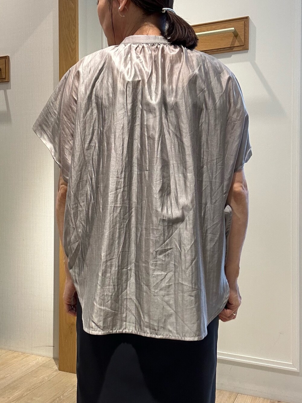 ベージュ系のシャツ/ブラウス、ブルー系のスカート、ベージュ系のシューズを着用したレディースの春コーディネートの6枚目の写真