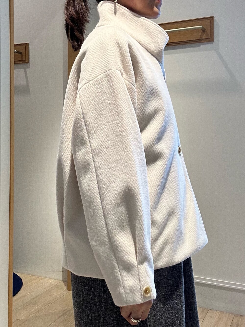 ホワイト系のテーラードジャケット、グレー系のワンピース、ホワイト系のシャツ/ブラウスを着用したレディースの秋コーディネートの7枚目の写真