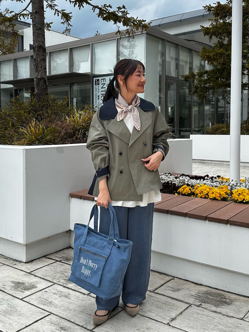 ホワイト系のシャツ/ブラウス、ブルー系のその他パンツ、ブルー系のトートバッグを着用したレディースの春コーディネートの8枚目の写真