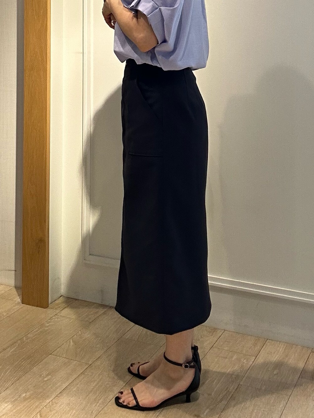 ベージュ系のシャツ/ブラウス、ブルー系のスカート、ベージュ系のシューズを着用したレディースの春コーディネートの8枚目の写真