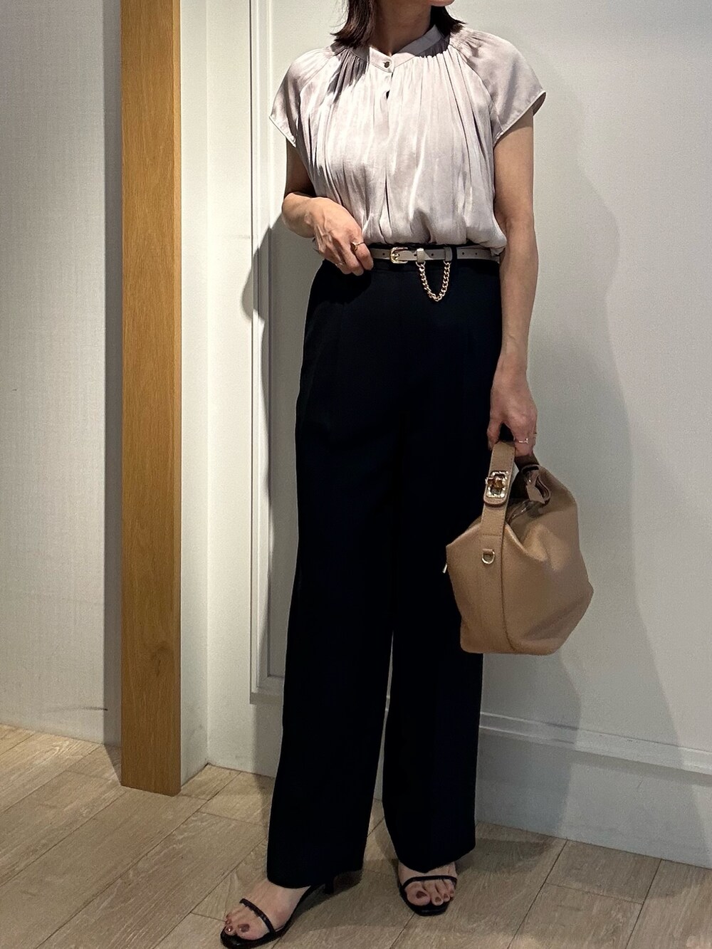 「シャツスタイル、夏コーデ、キレイめ、ブラック、フェミニンコーデ、ブラウスコーデ、オフィススタイル、低身長コーデ、低身長女子、150cm台コーデ、通勤コーデ、通勤スタイル、40代ファッション、パンツスタイル、パンツコーデ」|「NOLLEY'S LIGHTの《セットアップ対応》UVカットライトツイル セミワイドパンツ(その他パンツ、ブラック系)」を使った、daimonさん(レディース・154cm)の夏コーディネートの8枚目の写真