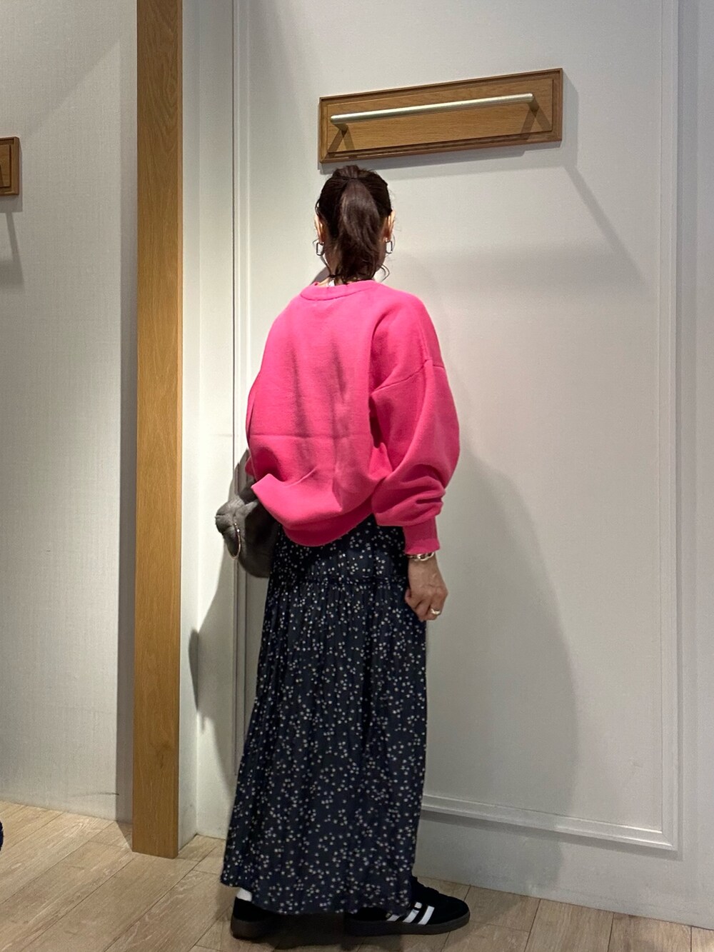 ピンク系のニット/セーターを着用したレディースの秋コーディネートの3枚目の写真