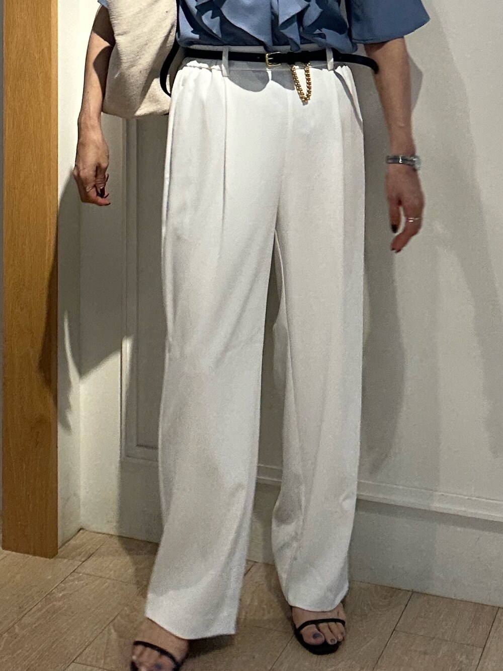 ブルー系のシャツ/ブラウス、ブラック系のサンダル、ブラック系のベルトを着用したレディースの夏コーディネートの9枚目の写真