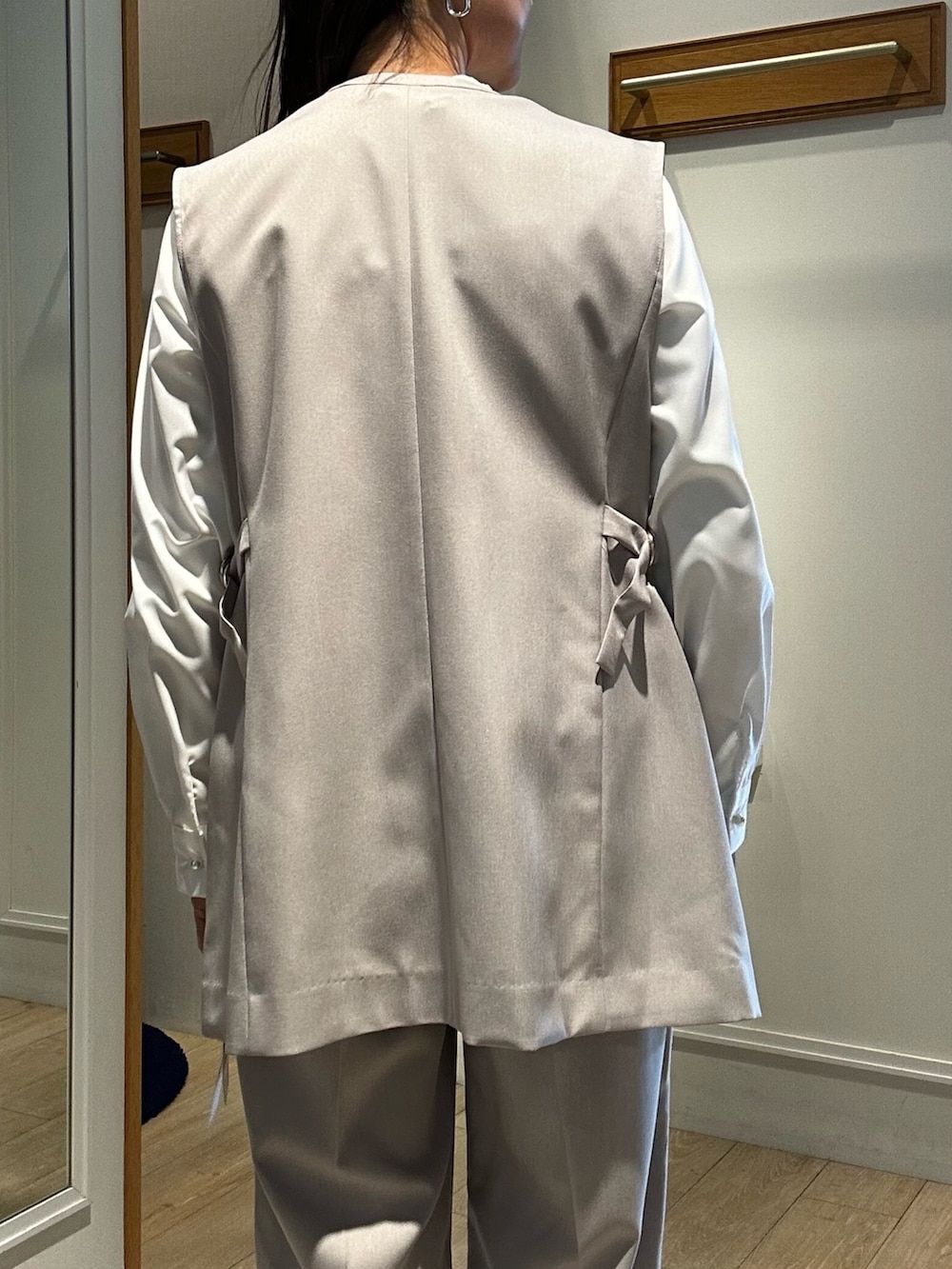 ベージュ系のダウンジャケット/コート、ホワイト系のシャツ/ブラウス、ベージュ系のその他パンツを着用したレディースの冬コーディネートの8枚目の写真