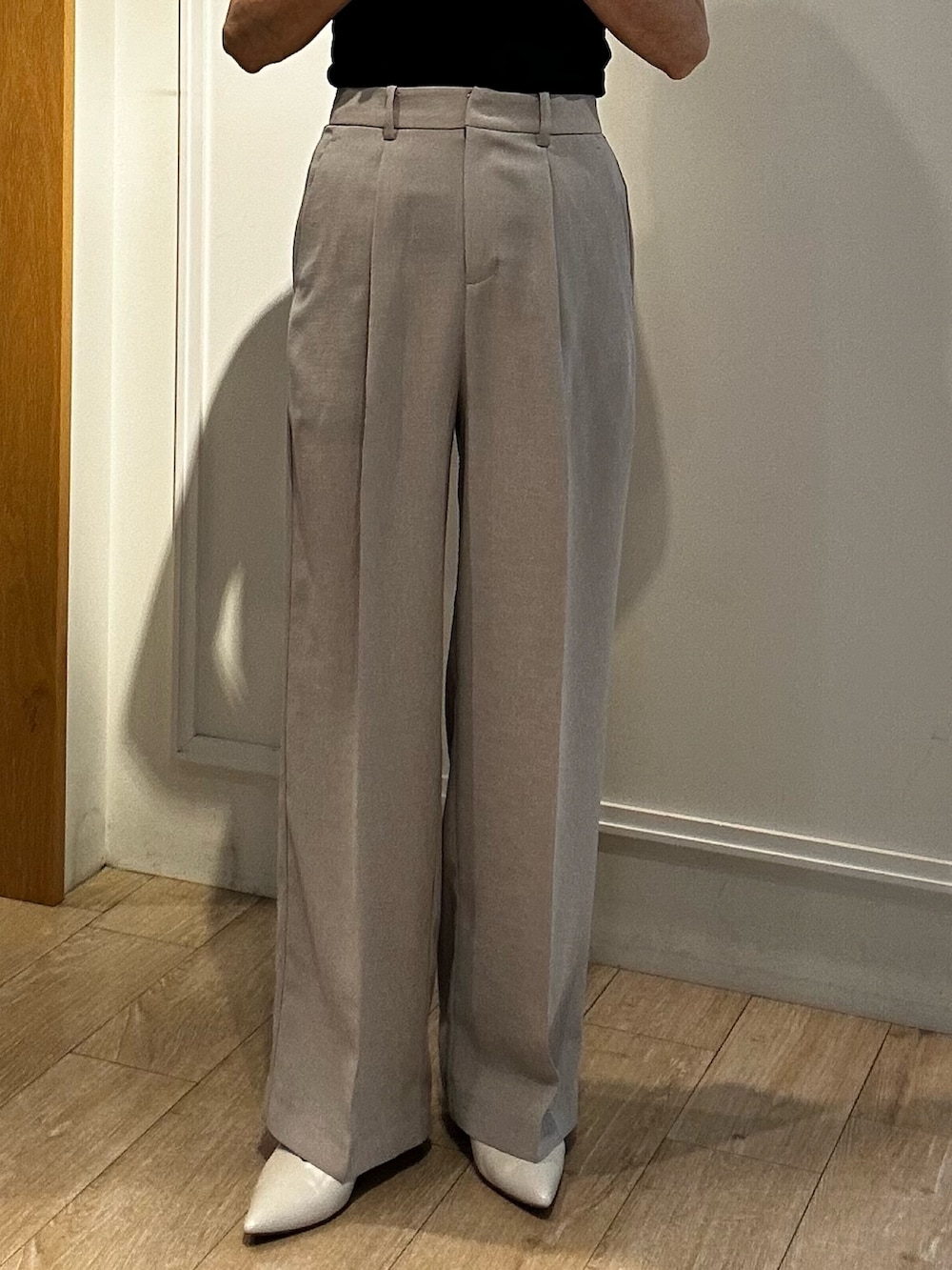 ピンク系のシャツ/ブラウス、ホワイト系のTシャツ/カットソー、ベージュ系のノーカラージャケットを着用したレディースの春コーディネートの9枚目の写真