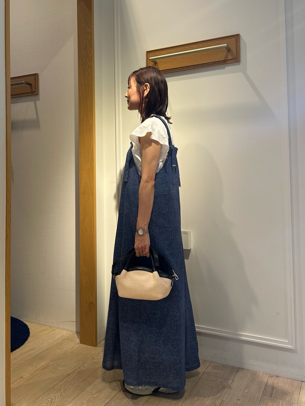 ブルー系のワンピース、レッド系のシャツ/ブラウス、ホワイト系のTシャツ/カットソーを着用したレディースの夏コーディネートの5枚目の写真