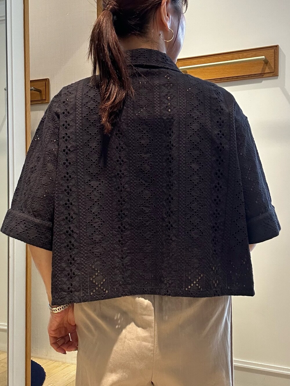 ブラック系のシャツ/ブラウス、グレー系のTシャツ/カットソー、ベージュ系のその他パンツを着用したレディースの春コーディネートの8枚目の写真