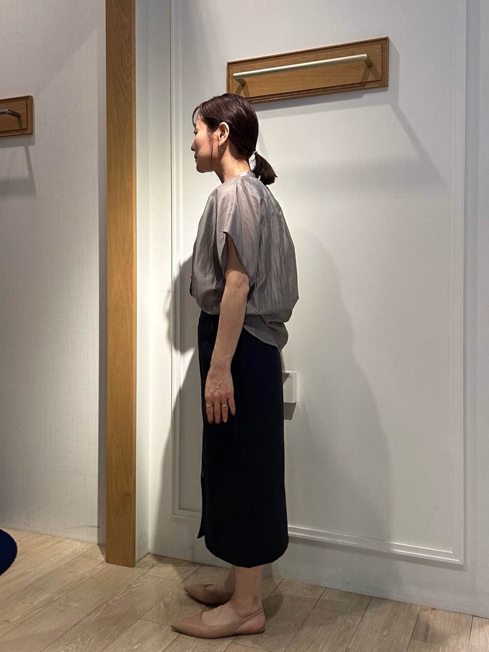 ベージュ系のシャツ/ブラウス、ブルー系のスカート、ベージュ系のシューズを着用したレディースの春コーディネートの2枚目の写真