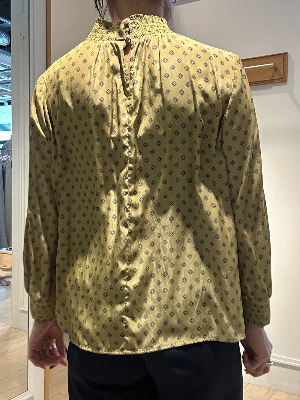「ジャケット、春コーデ、パンツコーデ、お出かけコーデ、春服、大人女子、はるコーデ、スーツ、スーツスタイル、スーツコーデ、セットアップ、セットアップスタイル、低身長コーデ、低身長、低身長女子」｜「MICO COULIERのフラワープロバンスプリントブラウス（シャツ/ブラウス、イエロー系）」を使った、daimonさん（骨格ナチュラル・レディース・154cm）の春コーディネートの7枚目の写真