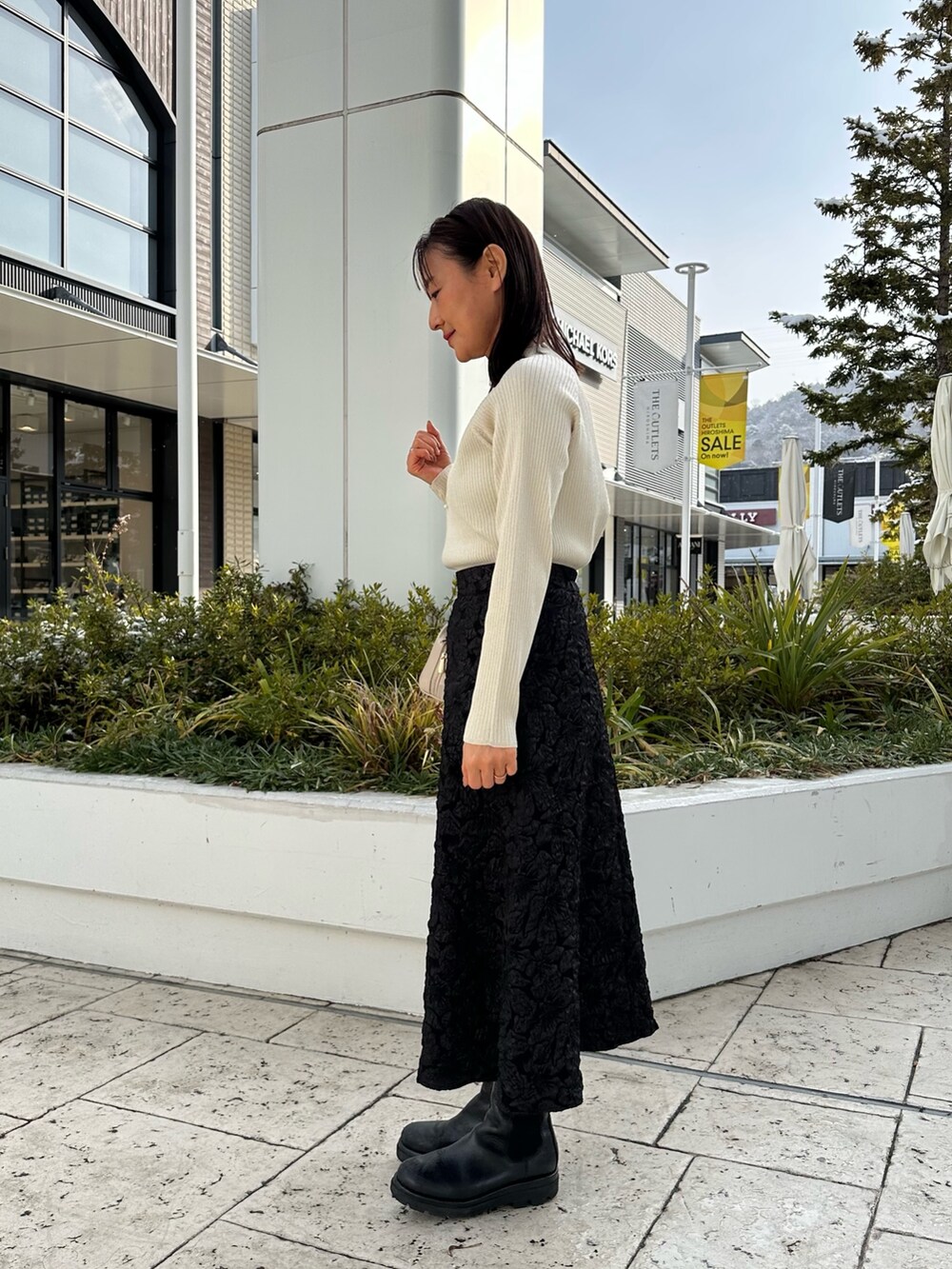 「冬アウター、オトナ女子、冬のコーデ、キレイめカジュアル、大人女子、スカートコーデ、お出かけコーデ、ホワイト、低身長女子、セレモニー、低身長コーデ、40代ファッション、きちんとスタイル、ジャガードスカート、ジャガード」｜「MICO COULIERのフライス編みナッピングジャケット（ブルゾン、ホワイト系）」を使った、daimonさん（骨格ナチュラル・レディース・154cm）の冬コーディネートの8枚目の写真