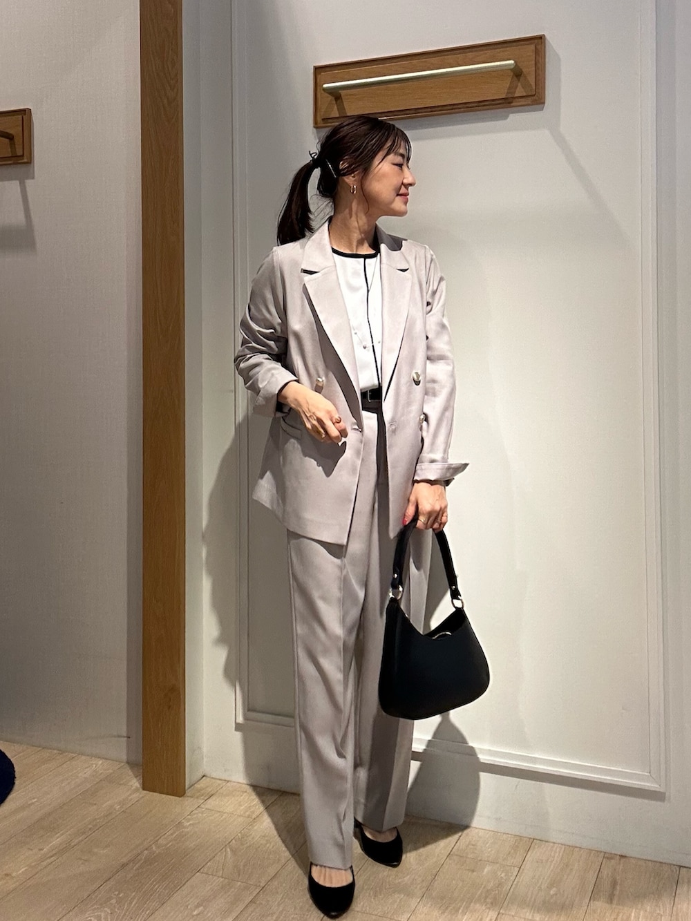 「パンツスタイル、シンプルコーデ、ワントーンコーデ、ジャケットコーデ、セットアップコーデ、セレモニーコーデ、セレモニー、オケージョン、オケージョンスタイル、仕事着、仕事コーデ、40代ファッション、40代女性、スーツ、スーツスタイル」｜「MICO COULIERの《セットアップ対応》ライトモククロス パンツ（その他パンツ、ベージュ系）」を使った、daimonさん（レディース・154cm）の冬コーディネートの2枚目の写真