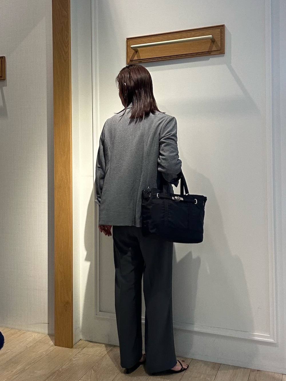 グレー系のテーラードジャケット、グレー系のその他パンツ、ブラック系のTシャツ/カットソーを着用したレディースの秋コーディネートの3枚目の写真