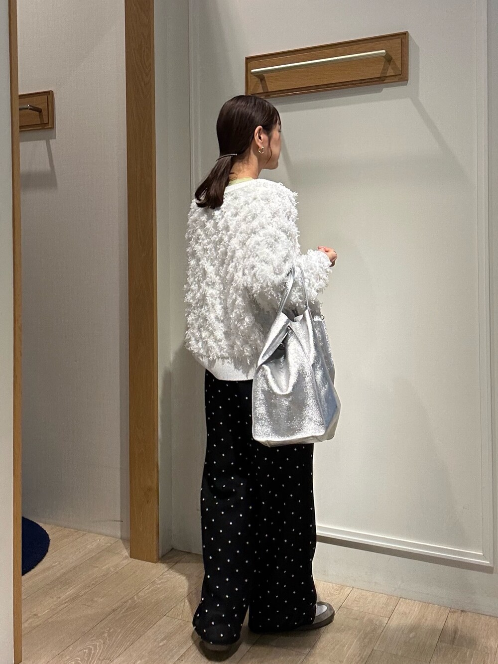 ホワイト系のニット/セーター、グリーン系のTシャツ/カットソー、ブラック系のその他パンツを着用したレディースの春コーディネートの2枚目の写真