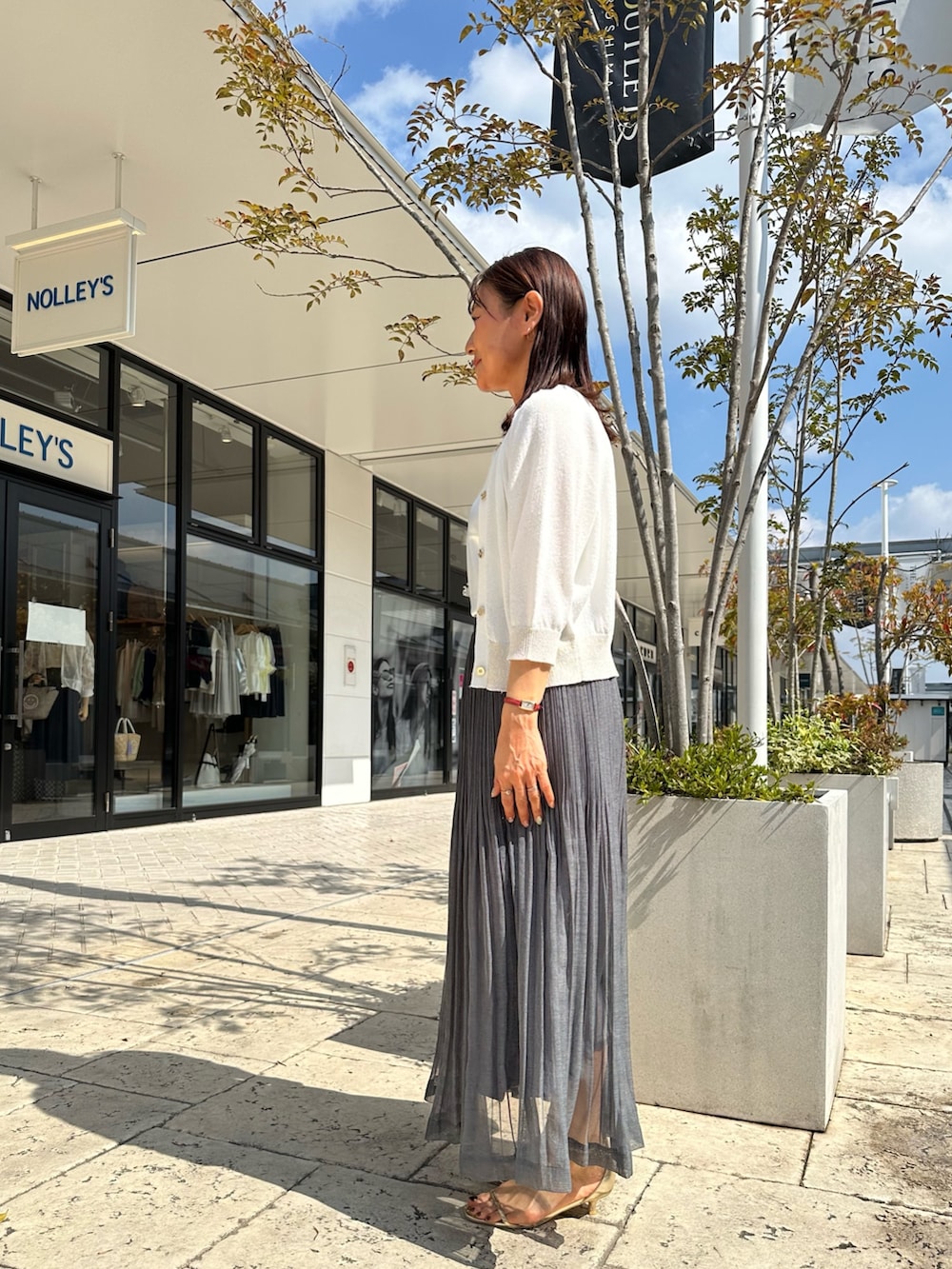 「大人カジュアル、休日スタイル、デートコーデ、春ファッション、カジュアルスタイル、シンプルスタイル、春、大人可愛い、低身長女子、オトナカワイイ、40代ファッション、スカートスタイル、低身長コーデ、スカートコーデ、カーディガンコーデ」｜「NOLLEY'S LIGHTの和紙混クルーネックカーディガン（カーディガン/ボレロ、ホワイト系）」を使った、daimonさん（骨格ナチュラル・レディース・154cm）の春コーディネートの2枚目の写真