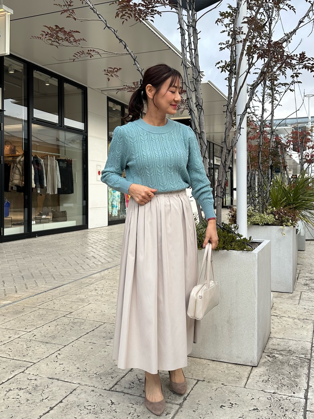 「おでかけコーデ、秋冬コーデ、ワントーンコーデ、ニット/セーター、低身長コーデ、レディースファッション、冬アウター、アウターコーデ、キレイめ、大人ファッション、ママファッション、ホワイトコーデ、40代ファッション」｜「MICO COULIERのフライス編みナッピングジャケット（ブルゾン、ホワイト系）」を使った、daimonさん（骨格ナチュラル・レディース・154cm）の冬コーディネートの8枚目の写真