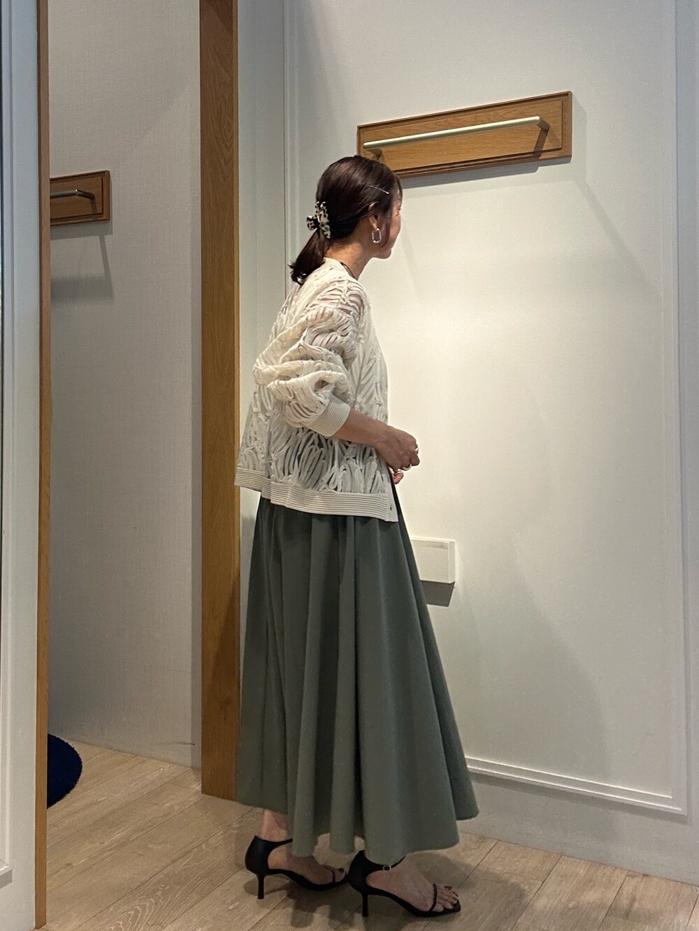 ホワイト系のカーディガン/ボレロ、シルバー系のネックレスを着用したレディースの冬コーディネートの8枚目の写真