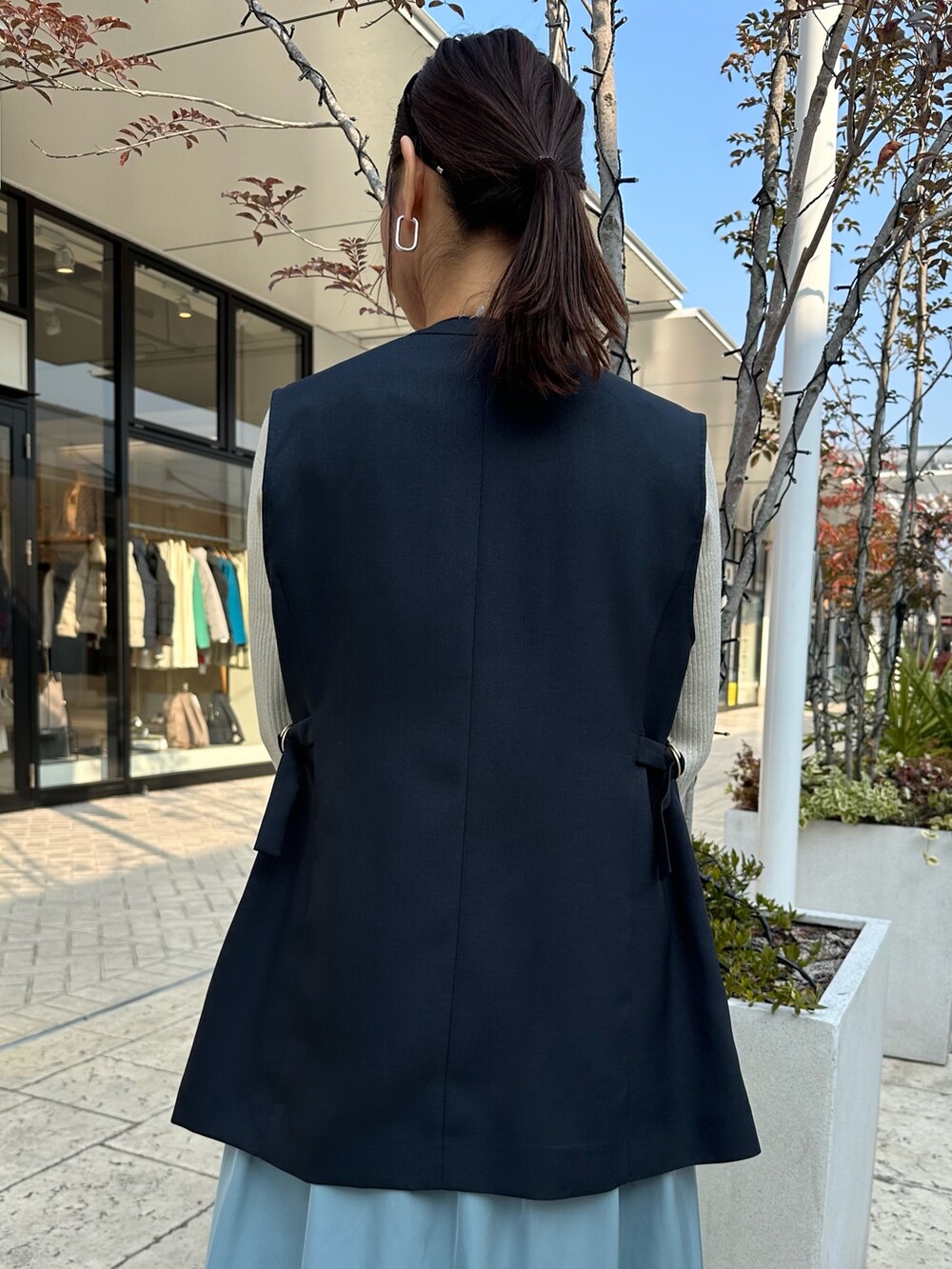 「休日スタイル、オトナ女子、ゆるコーデ、大人カジュアル、シンプルスタイル、低身長コーデ、きれいめカジュアル、キレイめ、セレモニーコーデ、ジレスタイル、ジレコーデ、ジレ、低身長女子、きちんとスタイル、40代ファッション」｜「MICO COULIERの《オケージョン対応》リバーシブルタフタスカート（スカート、ベージュ系）」を使った、daimonさん（レディース・154cm）の冬コーディネートの6枚目の写真