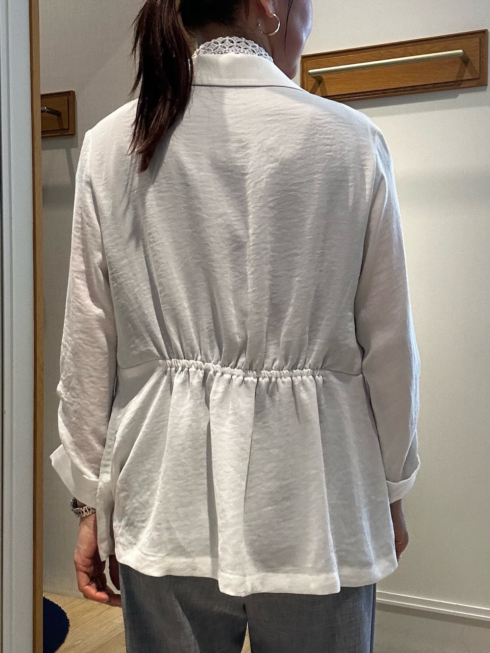 ホワイト系のテーラードジャケット、ブルー系のその他パンツ、ブラック系のTシャツ/カットソーを着用したレディースの春コーディネートの7枚目の写真