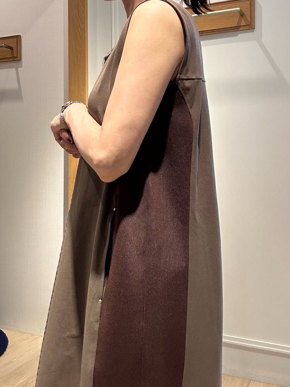 ブラウン系のワンピース、ブラック系のサンダル、ベージュ系のテーラードジャケットを着用したレディースの夏コーディネートの7枚目の写真