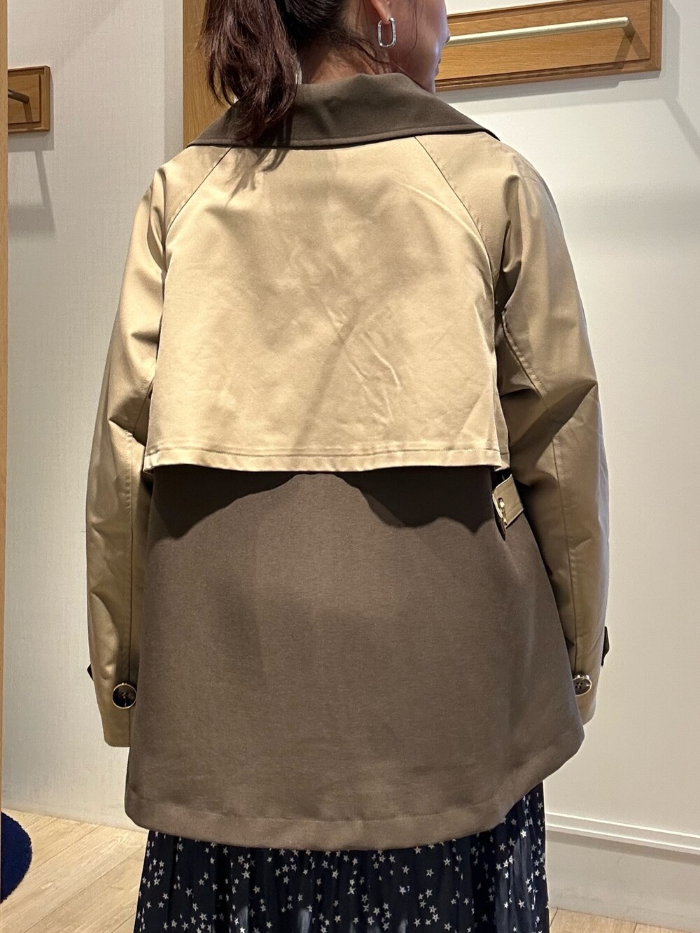 イエロー系のトレンチコート、ピンク系のニット/セーターを着用したレディースの秋コーディネートの9枚目の写真