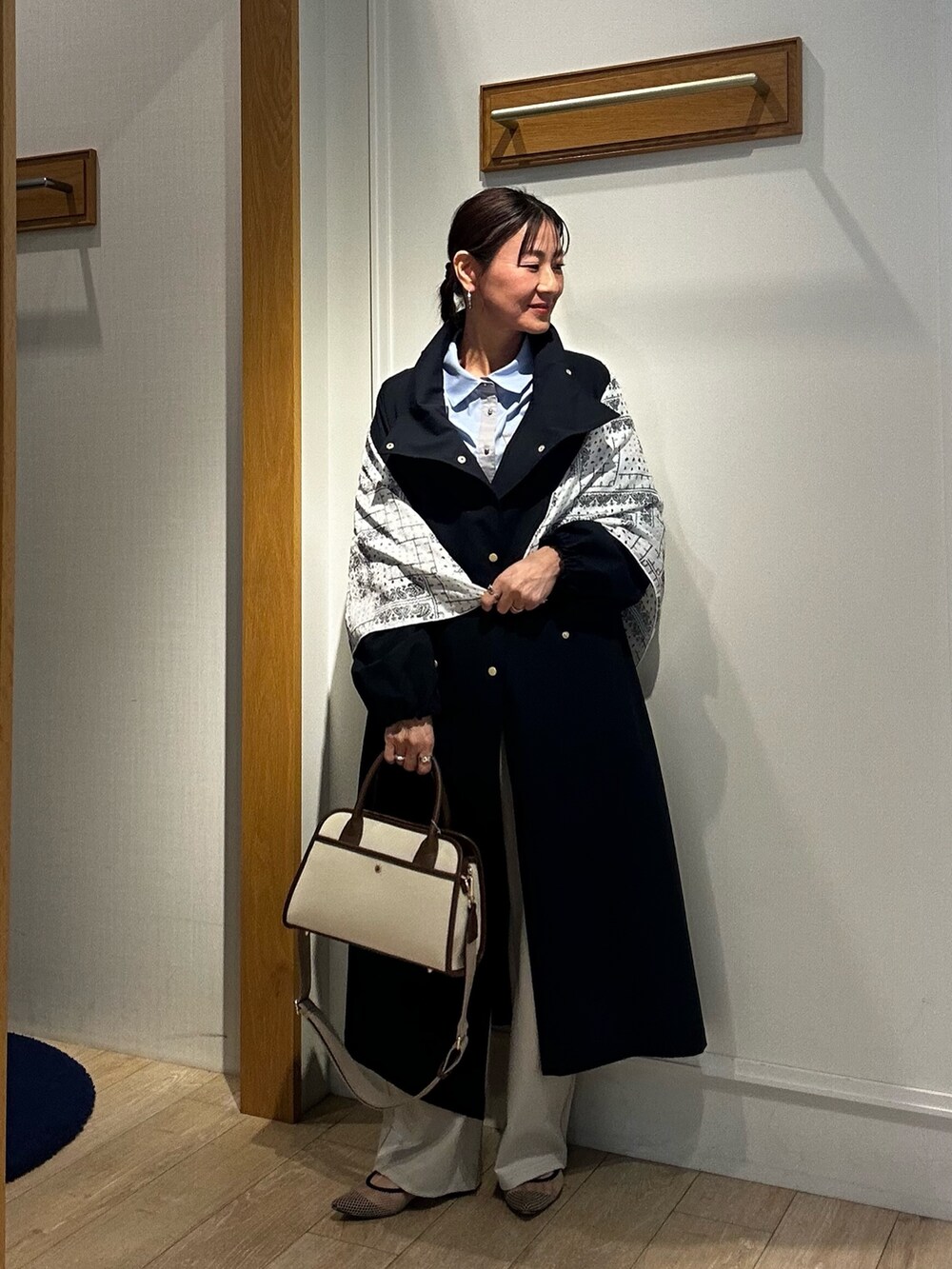 ブルー系のシャツ/ブラウス、ベージュ系のその他パンツ、ブルー系のその他アウターを着用したレディースの春コーディネートの10枚目の写真