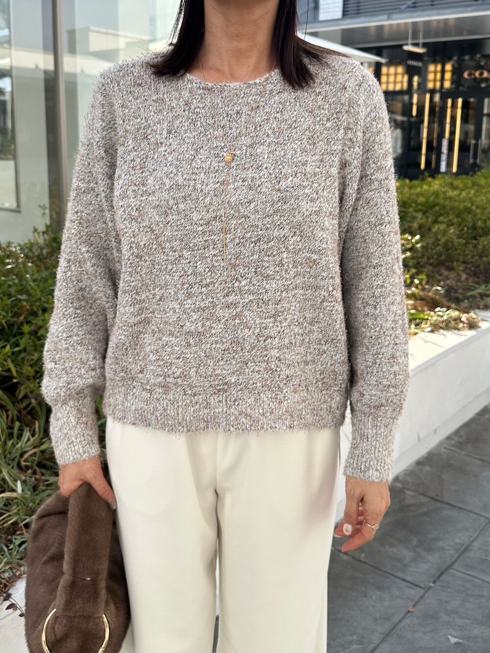 ホワイト系のその他パンツ、ブラウン系のテーラードジャケット、ホワイト系のニット/セーターを着用したレディースの冬コーディネートの10枚目の写真