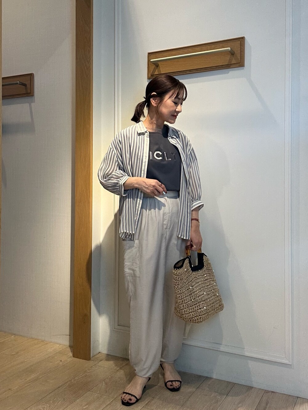 ブルー系のシャツ/ブラウス、ベージュ系のその他パンツ、ブラック系のハットを着用したレディースの春コーディネートの3枚目の写真