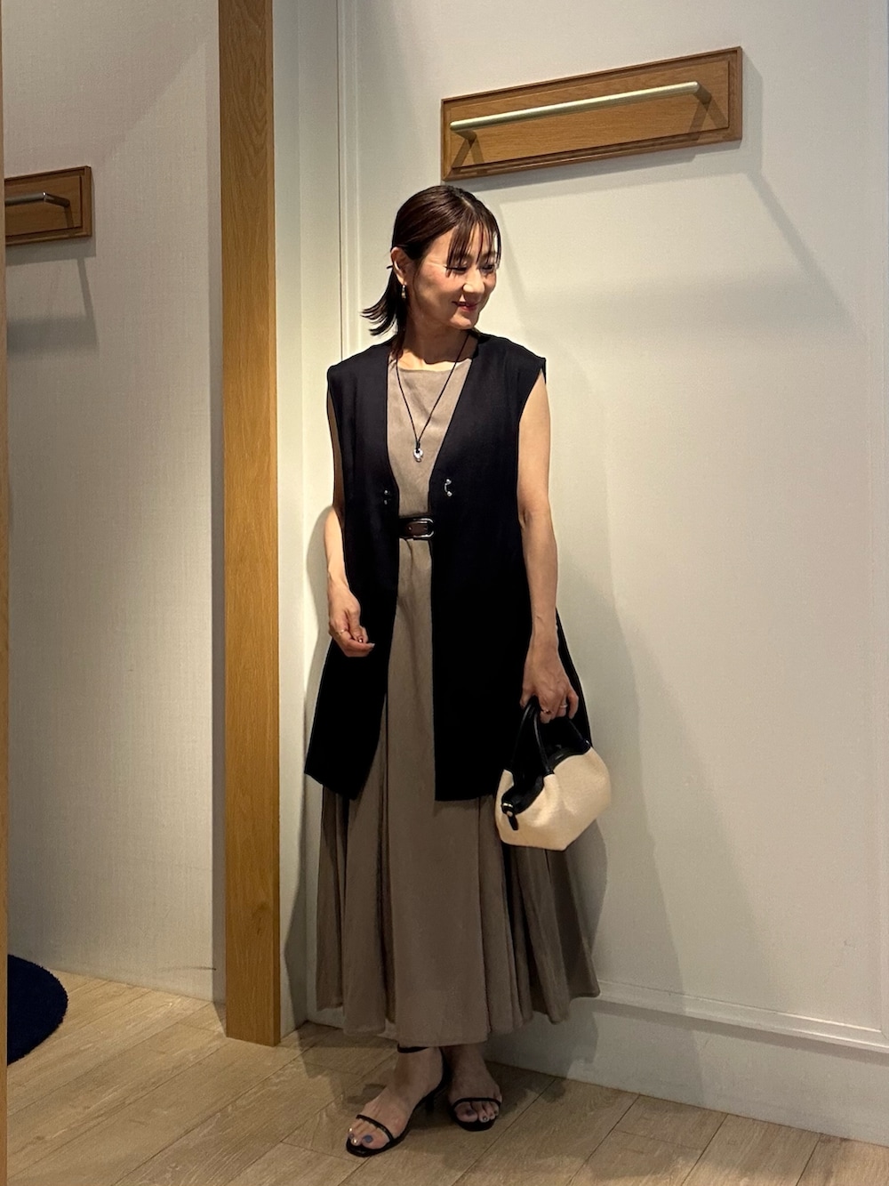 「ノースリーブ、着こなしのちょこっとテク、サンダル、お出かけコーデ、レイヤードスタイル、休日スタイル、おでかけコーデ、大人女子、150cm台コーデ、ママファッション、ワンピーススタイル、ワンピースコーデ、ジレスタイル、ジレコーデ、低身長コーデ」|「MICO COULIERのイージーケアリネンベスト(ノーカラージャケット、ブルー系)」を使った、daimonさん(レディース・154cm)の夏コーディネートの3枚目の写真