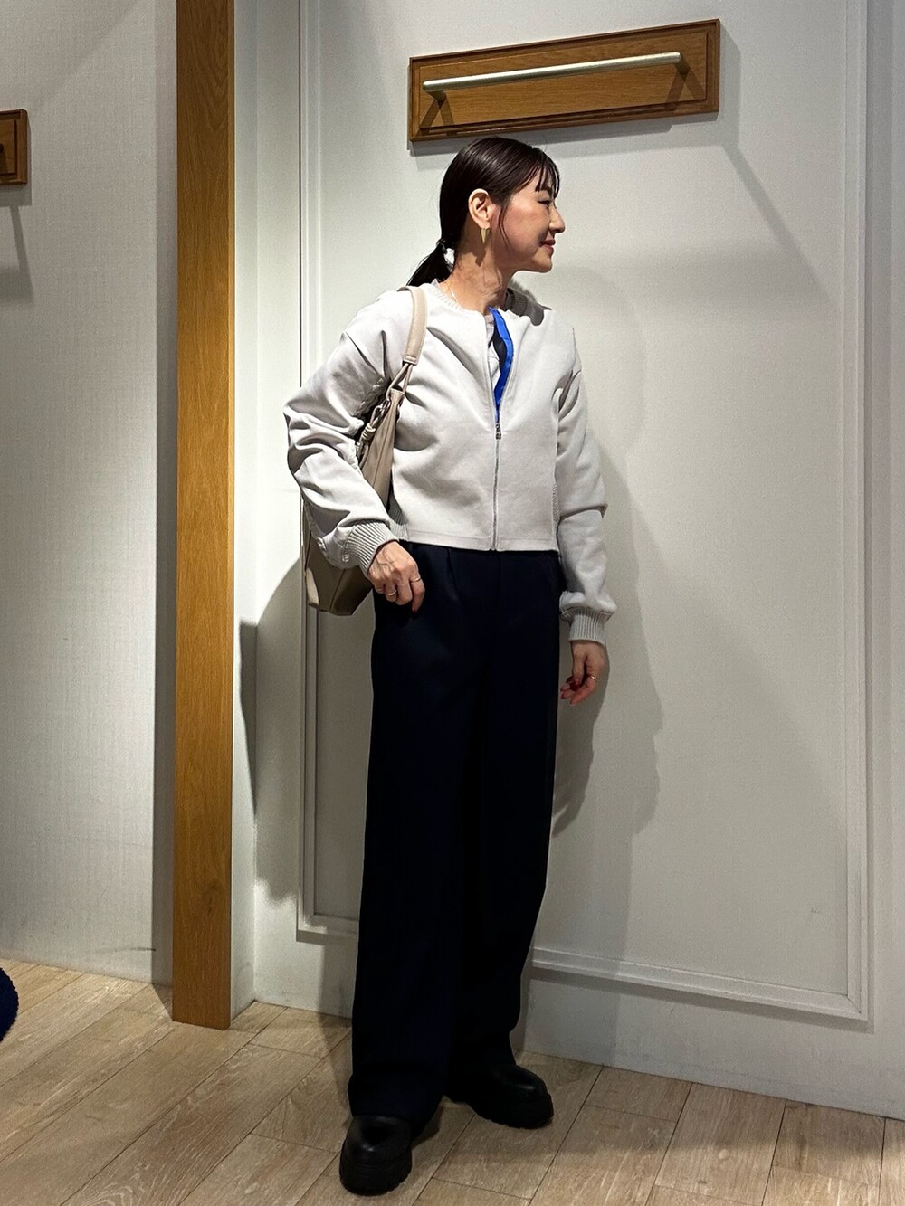 グレー系のカーディガン/ボレロ、グレー系のTシャツ/カットソー、ブルー系のその他パンツを着用したレディースの冬コーディネートの5枚目の写真