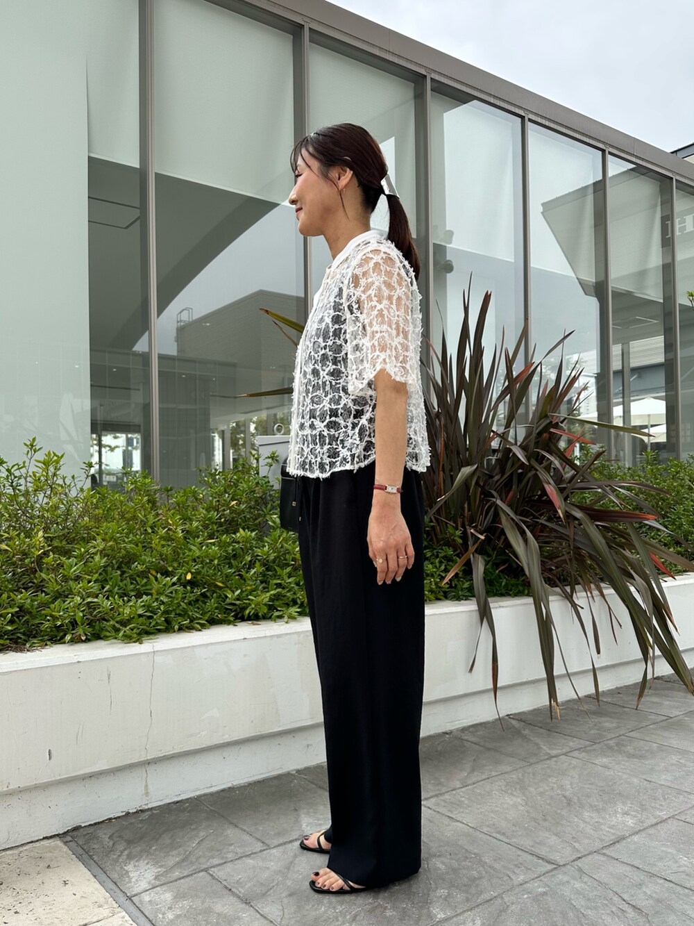 ブラック系のシャツ/ブラウス、グレー系のTシャツ/カットソー、ブラック系のその他パンツを着用したレディースの春コーディネートの3枚目の写真