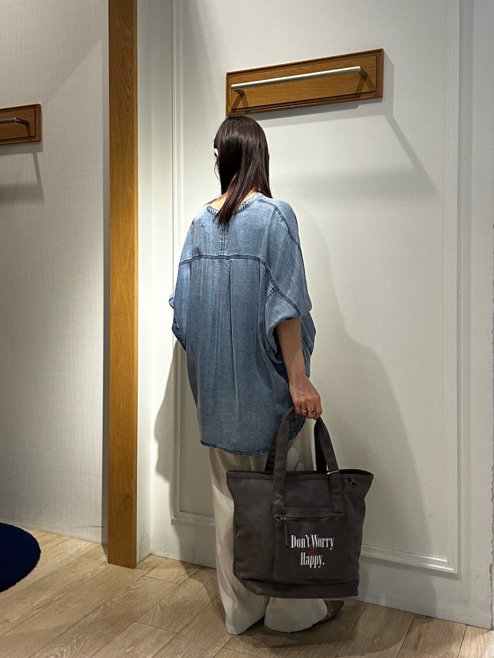 ブルー系のシャツ/ブラウス、ホワイト系のその他パンツ、ブルー系のその他アウターを着用したレディースの春コーディネートの3枚目の写真