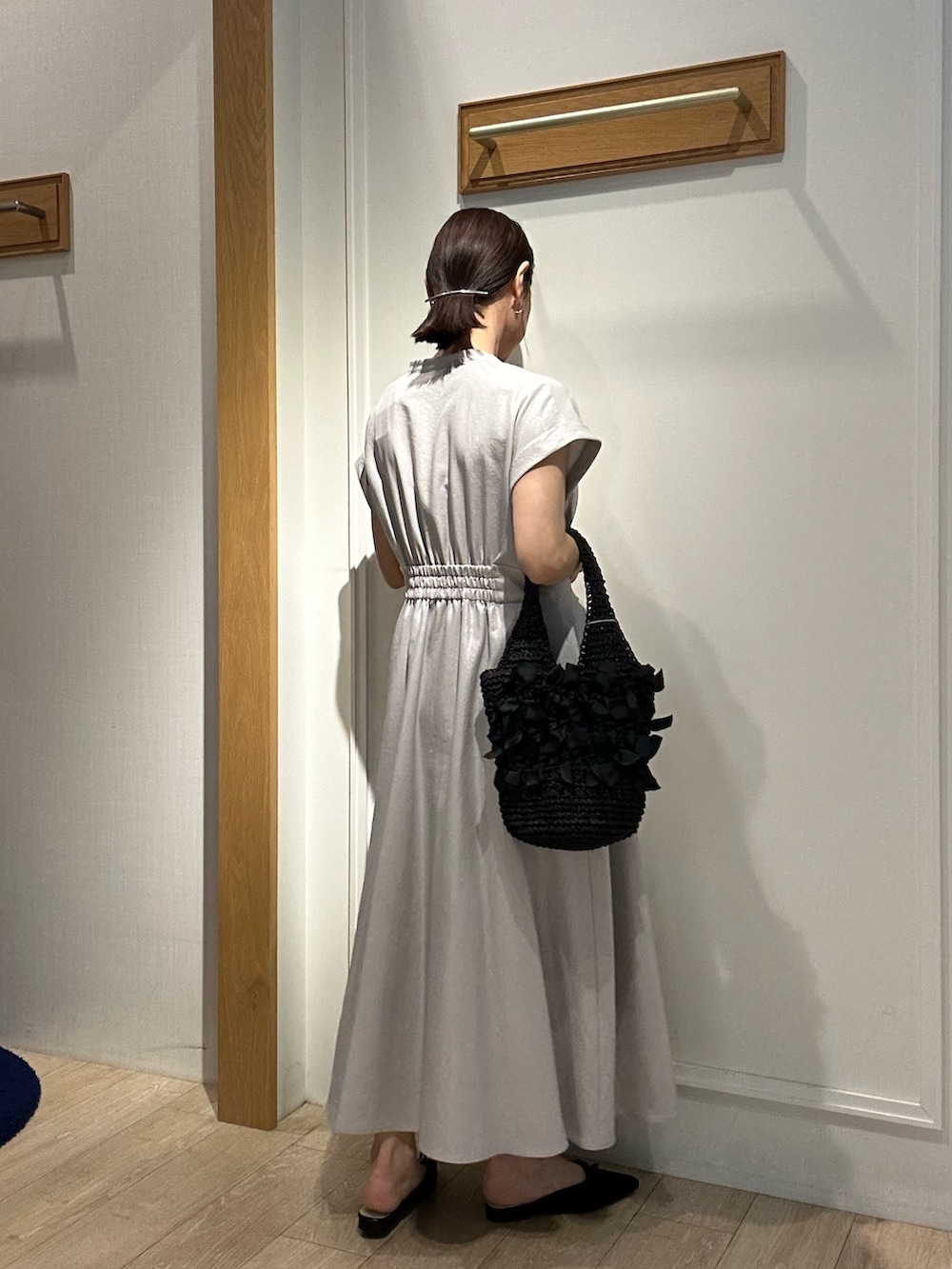 「オトナ女子、春服コーデ、大人ファッション、夏コーデ、夏ファッション、大人可愛い、授業参観日コーデ、ワンピース、ワンピーススタイル、箔、箔プリント、低身長、低身長コーデ、低身長女子、150cm台コーデ」｜「MICO COULIERの箔タンブラーワンピース（ワンピース、グレー系）」を使った、daimonさん（骨格ナチュラル・レディース・154cm）の春コーディネートの3枚目の写真